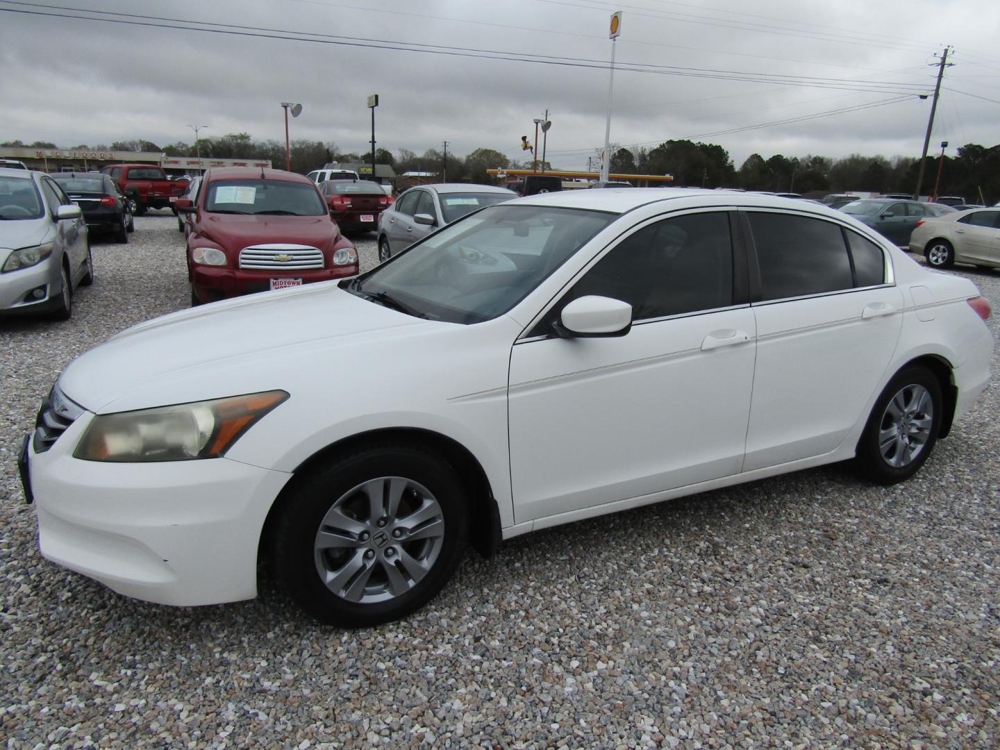 2011 White Honda Accord SE Sedan AT (1HGCP2F60BA) with an 2.4L L4 DOHC 16V engine, Automatic transmission, located at 15016 S Hwy 231, Midland City, AL, 36350, (334) 983-3001, 31.306210, -85.495277 - Photo#2